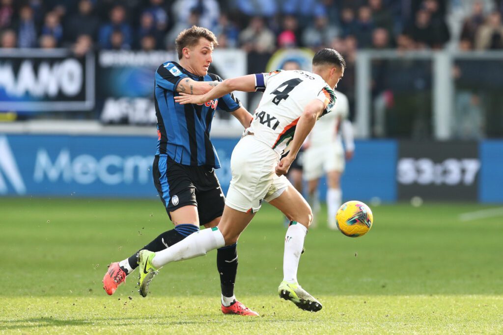 Gasperini explains Retegui substitution in Atalanta 0-0 Venezia 2 BERGAMO, ITALY - MARCH 01: Jay Idzes of Venezia is challenged by Mateo Retegui of Atalanta during the Serie A match between Atalanta and Venezia at Gewiss Stadium on March 01, 2025 in Bergamo, Italy. (Photo by Marco Luzzani/Getty Images)