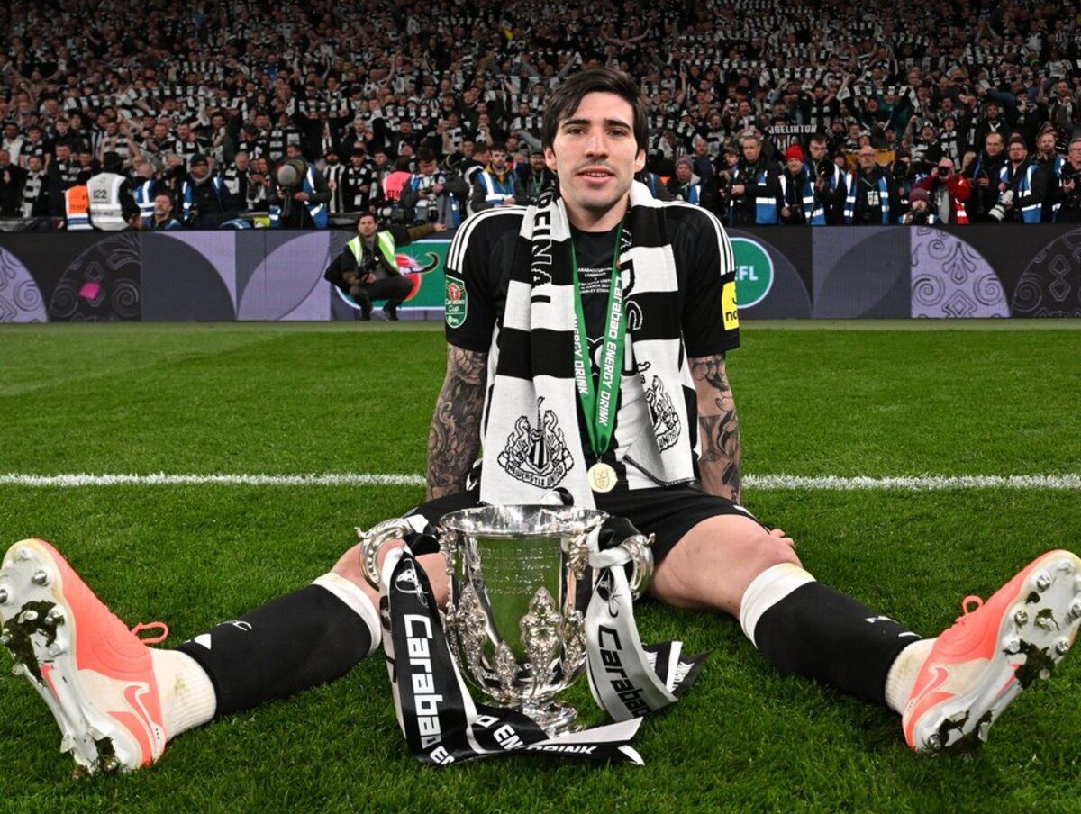 Sandro Tonali celebrates on the Wembley pitch after winning the EFL Cup final with Newcastle in a 2-1 victory over Liverpool. (Picture @NUFC via X)