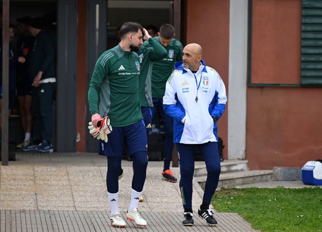 Spalletti tests two Italy line-ups in Germany second leg training 14 ROME, ITALY - MARCH 18: Head coach of Italy Luciano Spalletti speaks with Gianluigi Donnarumma before a Italy training session at Centro Sportivo Giulio Onesti on March 18, 2024 in Rome, Italy. (Photo by Claudio Villa/Getty Images)
