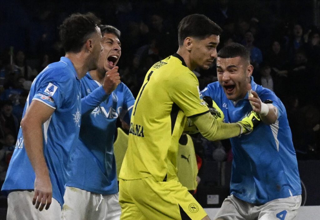 epa12000130 Napoli's goalkeeper Alex Meret (C) reacts after saving a penalty kick during the Italian Serie A soccer match SSC Napoli vs AC Milan at Diego Armando Maradona stadium in Naples, Italy, 30 March 2025. EPA-EFE/CIRO FUSCO