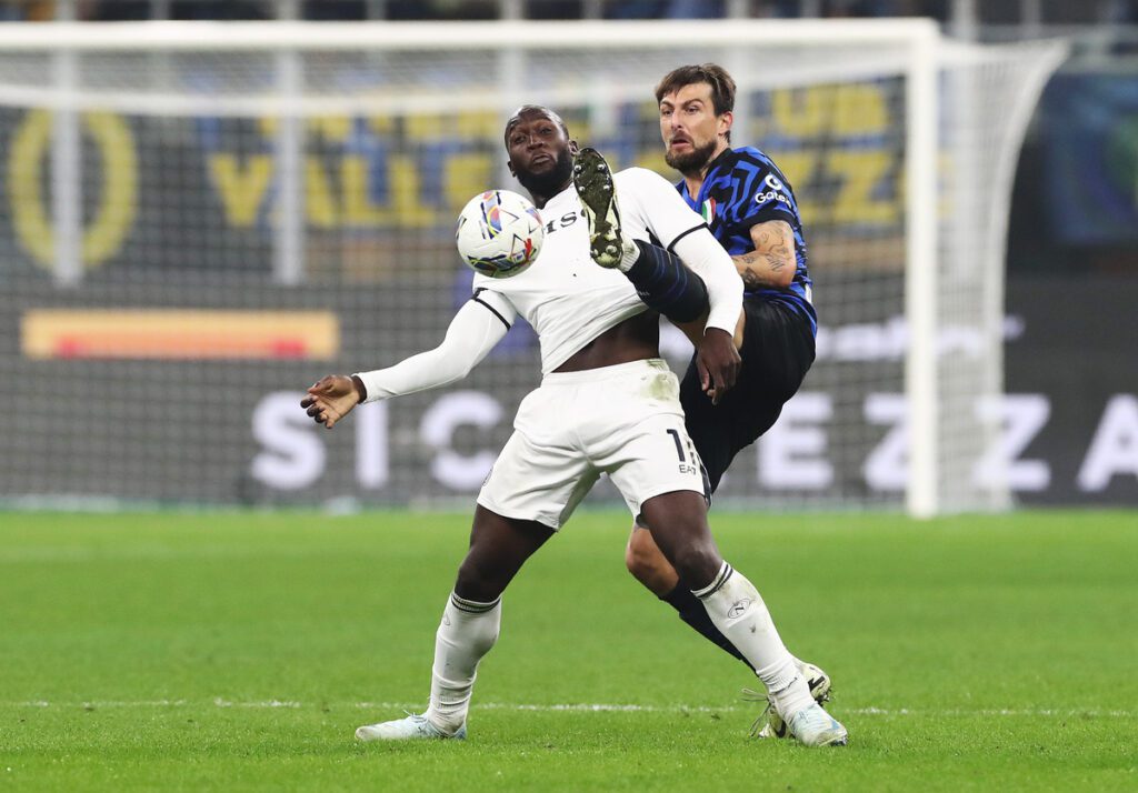 Lukaku on what he ‘hated doing’ before meeting Conte and Chelsea troubles 18 Lukaku marked by Acerbi in Inter vs Napoli