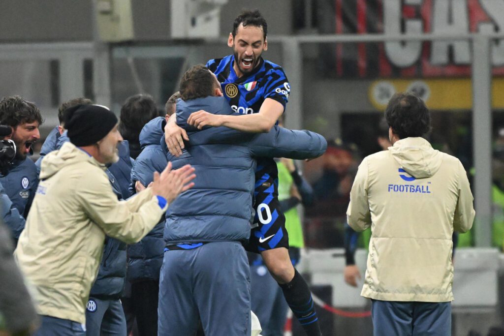 epa12006063 Inter Milan’s midfielder Hakan Calhanoglu celebrates scoring the equalizer during the Italian Cup semi final first leg soccer match between AC Milan and Inter Milan at the Giuseppe Meazza Stadium in Milan, Italy, 02 April 2025. EPA-EFE/DANIEL DAL ZENNARO