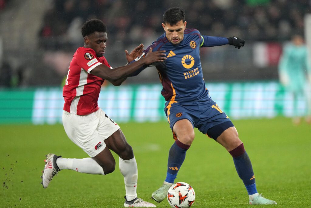 ALKMAAR, NETHERLANDS - JANUARY 23: Leandro Paredes #16 of AS Roma dribbles the ball in the second half of the UEFA Europa League 2024/25 League Phase MD7 match between AZ Alkmaar and AS Roma at AZ Stadion on January 23, 2025 in Alkmaar, Netherlands. (Photo by Alex Bierens de Haan/Getty Images)