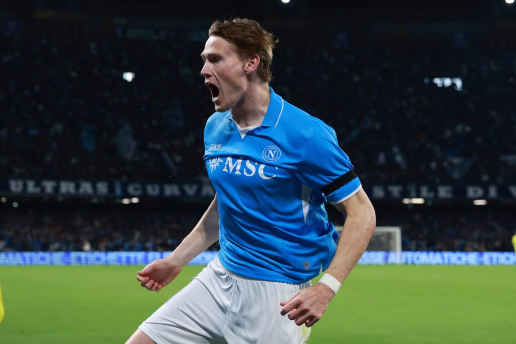 Il peso dei colossi: McTominay e Rabiot protagonisti nella sfida Milano-Napoli. 26 NAPLES, ITALY - APRIL 27: Scott McTominay of Napoli celebrates after scoring his sides firstgoal during the Serie A match between Napoli and Torino at Stadio Diego Armando Maradona on April 27, 2025 in Naples, Italy. (Photo by Francesco Pecoraro/Getty Images)