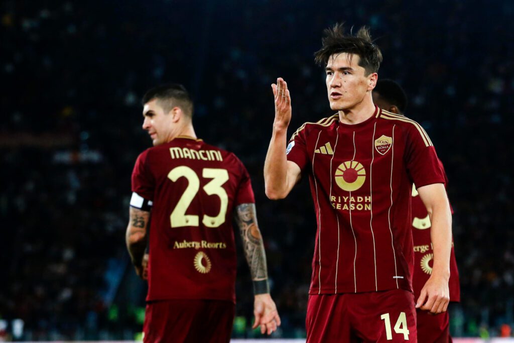 epa12014647 Roma's Eldor Shomurodov jubilates with his teammates after scoring the 1-1 equalizer during the Italian Serie A soccer match AS Roma vs Juventus FC at Olimpico stadium in Rome, Italy, 06 April 2025. EPA-EFE/ANGELO CARCONI