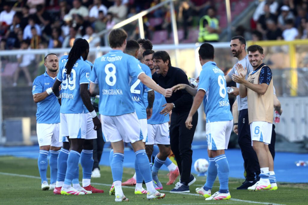 LECCE, ITALY - MAY 03: Giacomo Raspadori of Napoli celebrates with their teammates after scoring his team's opening goal during the Serie A match between Lecce and Napoli at Stadio Via del Mare on May 03, 2025 in Lecce, Italy. (Photo by Maurizio Lagana/Getty Images)
