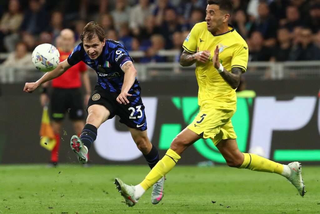 MILAN, ITALY - MAY 18: Nicolo’ Barella of FC Internazionale is challenged by Matias Vecino of SS Lazio during the Serie A match between FC Internazionale and SS Lazio at Stadio Giuseppe Meazza on May 18, 2025 in Milan, Italy. (Photo by Marco Luzzani/Getty Images)