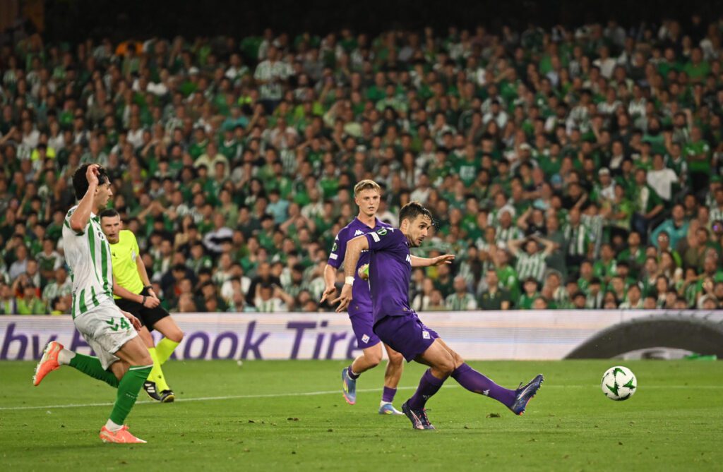 SEVILLE, SPAIN - MAY 01: Luca Ranieri of Fiorentina scores his team's first goal during the UEFA Conference League 2024/25 Semi Final First Leg match between Real Betis Balompie and ACF Fiorentina at Estadio Benito Villamarin on May 01, 2025 in Seville, Spain. (Photo by Denis Doyle/Getty Images)