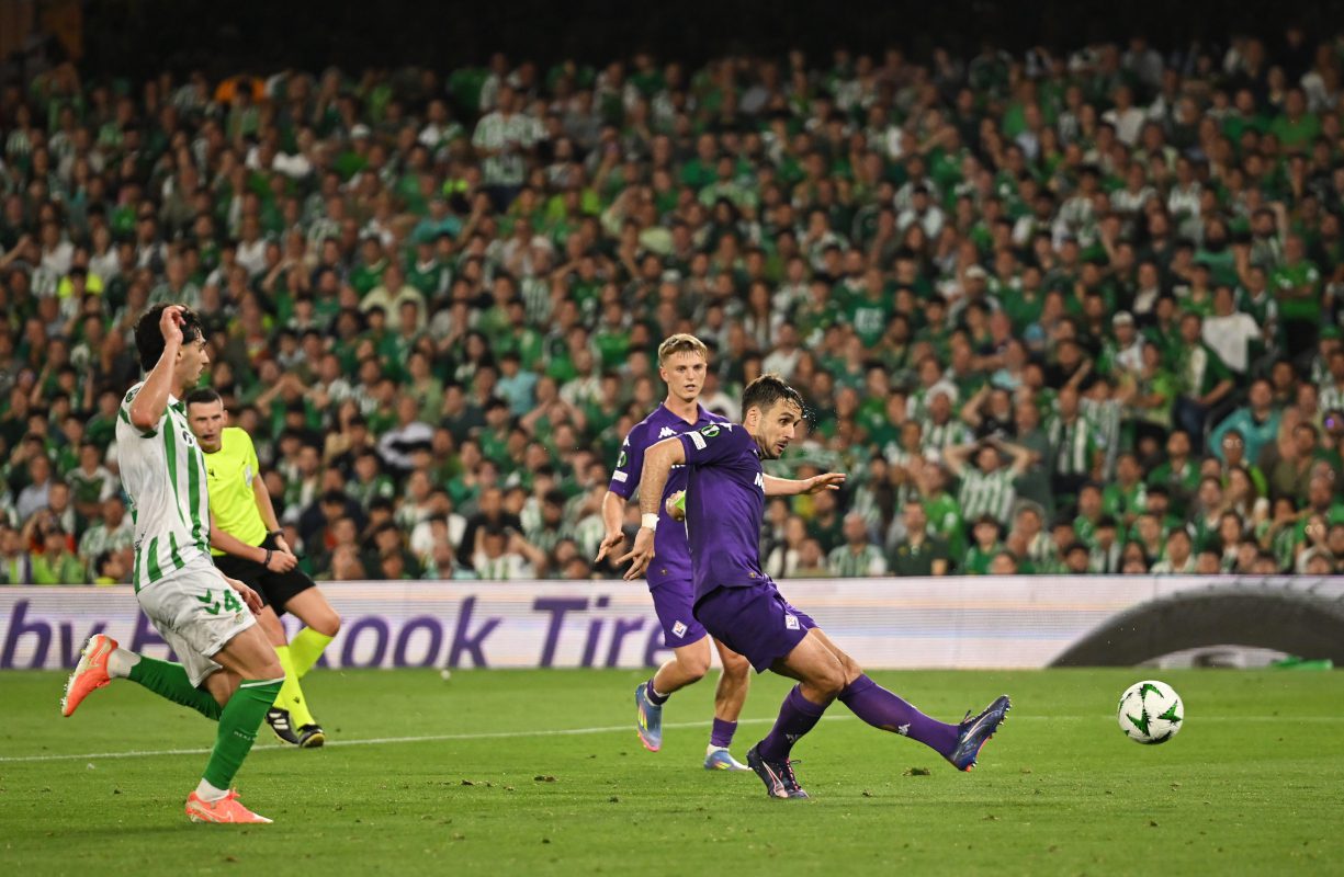 SEVILLE, SPAIN - MAY 01: Luca Ranieri of Fiorentina scores his team's first goal during the UEFA Conference League 2024/25 Semi Final First Leg match between Real Betis Balompie and ACF Fiorentina at Estadio Benito Villamarin on May 01, 2025 in Seville, Spain. (Photo by Denis Doyle/Getty Images)