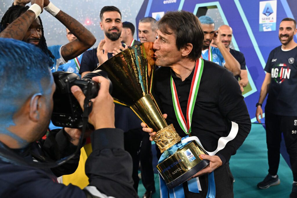 NAPLES, ITALY - MAY 23: Antonio Conte, Head Coach of Napoli, kisses the Serie A TIM Scudetto title trophy after his team's victory in the Serie A match between Napoli and Cagliari at Stadio Diego Armando Maradona on May 23, 2025 in Naples, Italy. (Photo by Francesco Pecoraro/Getty Images)