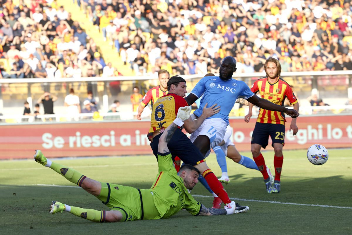 Serie A | Lecce 0-1 Napoli: Smart Raspadori routine could clinch Scudetto 135 LECCE, ITALY - MAY 03: Federico Baschirotto of Lecce competes for the ball with Romelu Lukaku of Napoli during the Serie A match between Lecce and Napoli at Stadio Via del Mare on May 03, 2025 in Lecce, Italy. (Photo by Maurizio Lagana/Getty Images)