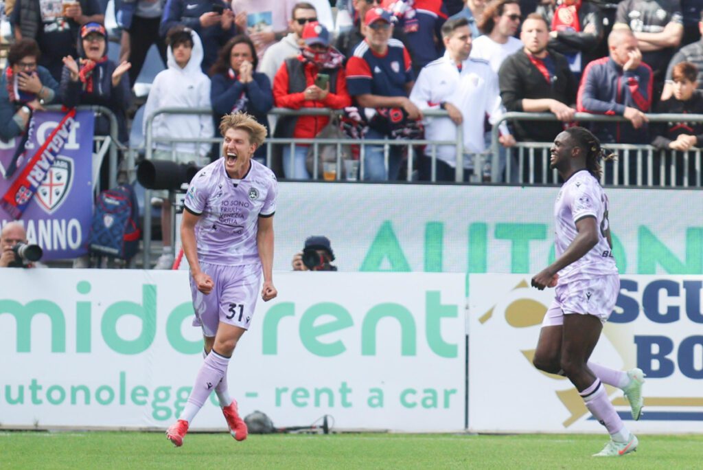 epa12071316 Udineses Thomas Kristensen (L) celebrates with his teammates after scoring the 2-1 lead during the Italian Serie A soccer match Cagliari calcio vs Udinese Calcio at the Unipol Domus in Cagliari, Italy, 03 May 2025. EPA-EFE/FABIO MURRU