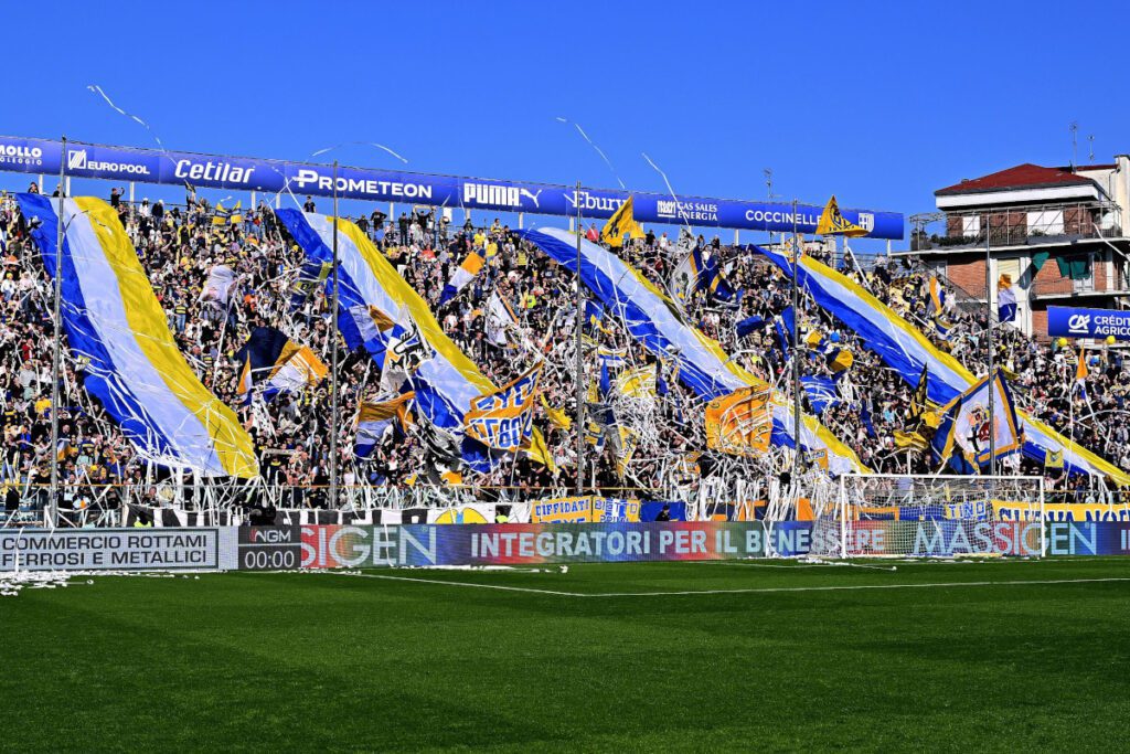 PARMA, ITALY - MARCH 08: Fans of Parma cheer for their team during the Serie A match between Parma and Torino at Stadio Ennio Tardini on March 08, 2025 in Parma, Italy. (Photo by Alessandro Sabattini/Getty Images)
