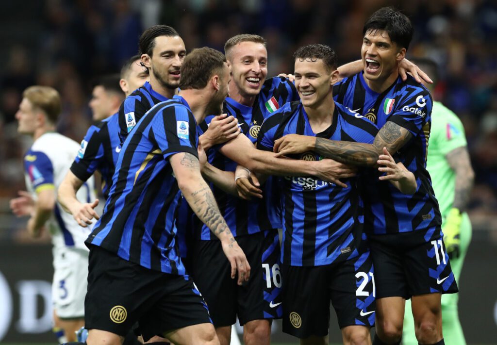 MILAN, ITALY - MAY 03: Kristjan Asllani of FC Internazionale with his team-mates after scoring their team's first goal during the Serie A match between FC Internazionale and Hellas Verona FC at Stadio Giuseppe Meazza on May 03, 2025 in Milan, Italy. (Photo by Marco Luzzani/Getty Images)