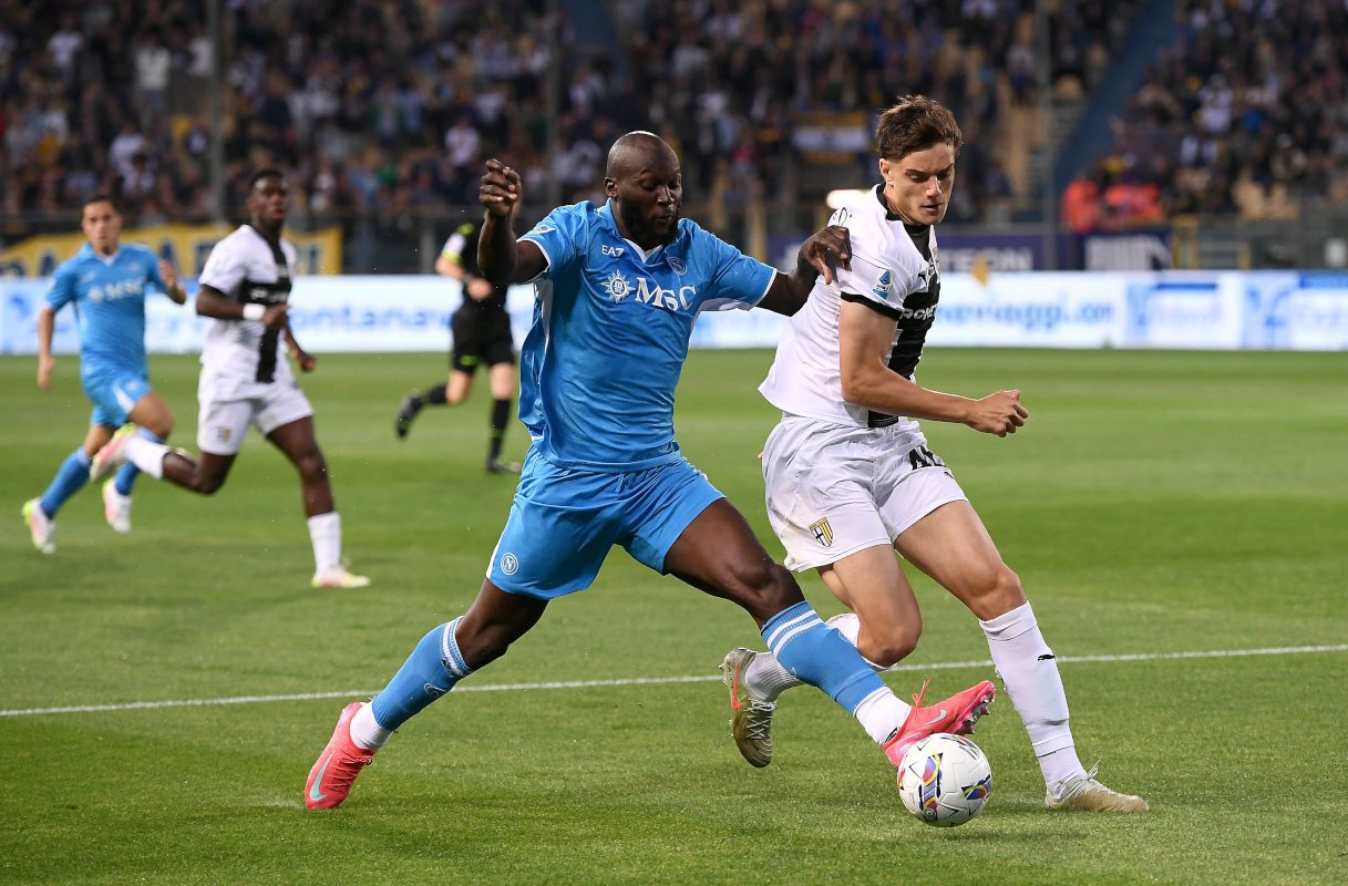 Inter meet Leoni agent amid Juventus, Milan and Liverpool links 8 PARMA, ITALY - MAY 18: Giovanni Leoni of Parma Calcio is challenged by Romelu Lukaku of Napoli during the Serie A match between Parma and Napoli at Stadio Ennio Tardini on May 18, 2025 in Parma, Italy. (Photo by Alessandro Sabattini/Getty Images)
