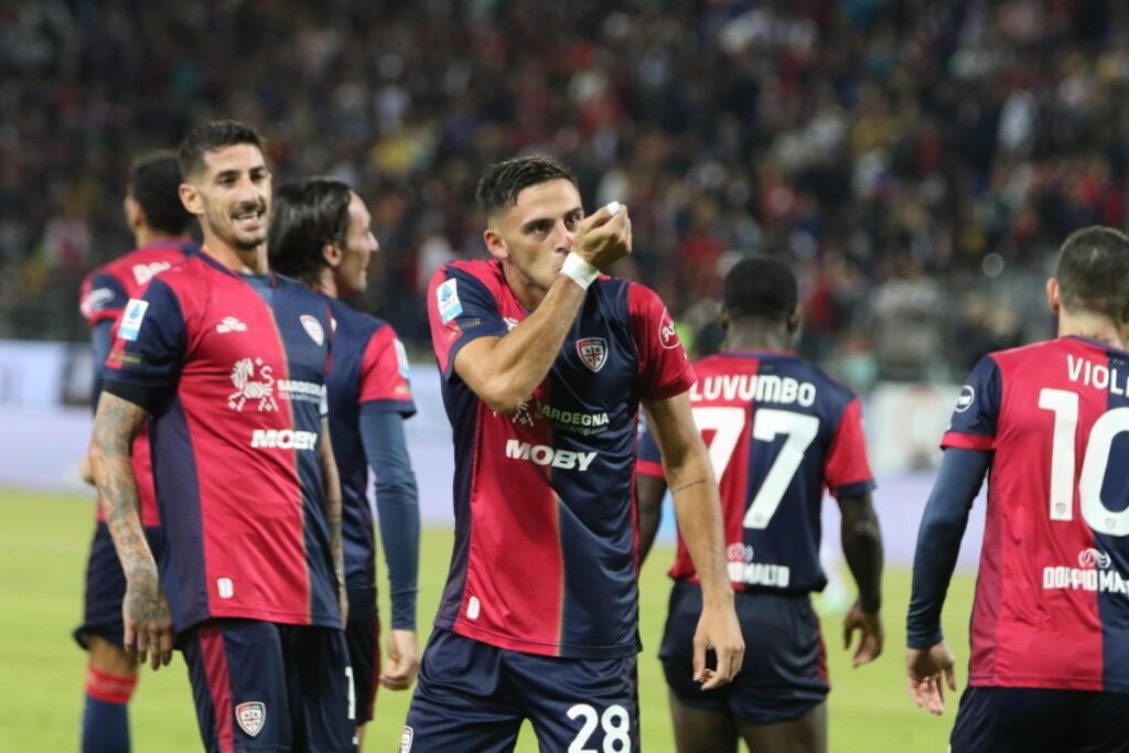 epa11712128 Cagliari's Gabriele Zappa (C) celebrates with his teammates after scoring the 2-2 goal during the Italian Serie A soccer match between Cagliari Calcio and AC Milan, in Cagliari, Italy, 09 November 2024. EPA-EFE/FABIO MURRU