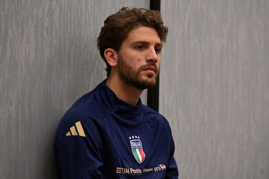 Italy await news of Locatelli injury ahead of big matches 10 FORT LAUDERDALE, FLORIDA - MARCH 22: Manuel Locatelli of Italy looks on during a Italy training session on March 22, 2024 in Fort Lauderdale, Florida. (Photo by Claudio Villa/Getty Images)