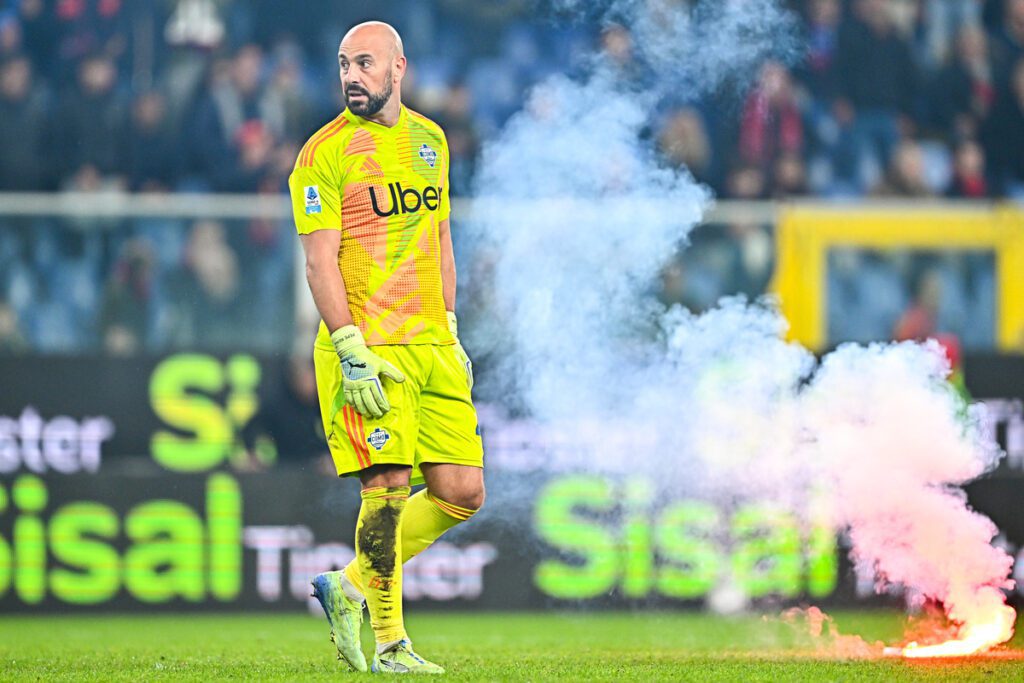GENOA, ITALY - NOVEMBER 7: Pepe Reina of Como stands next to a smoke-bomb thrown onto the pitch during the Serie A match between Genoa and Como at Stadio Luigi Ferraris on November 7, 2024 in Genoa, Italy. (Photo by Simone Arveda/Getty Images)