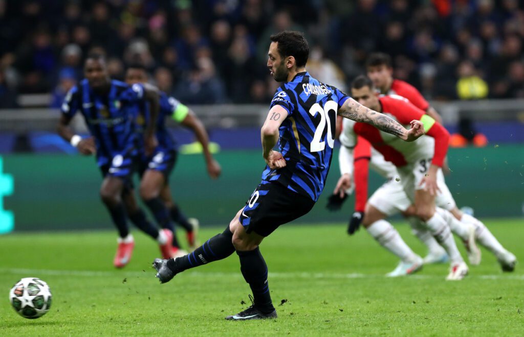 MILAN, ITALY - MARCH 11: Hakan Calhanoglu of FC Internazionale scores his team's second goal from the penalty spot during the UEFA Champions League 2024/25 Round of 16 Second Leg match between FC Internazionale Milano and Feyenoord at Stadio San Siro on March 11, 2025 in Milan, Italy. (Photo by Marco Luzzani/Getty Images)