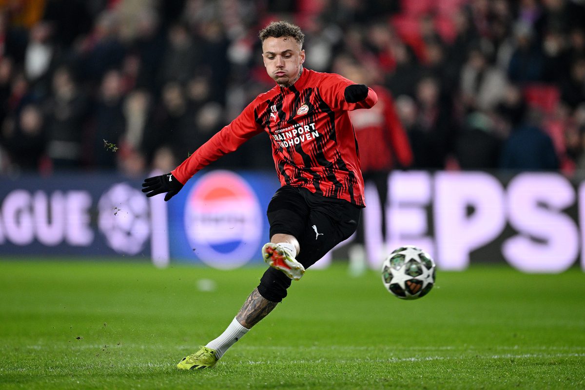 EINDHOVEN, NETHERLANDS - MARCH 04: Noa Lang of PSV Eindhoven shoots during the warm up prior to the UEFA Champions League 2024/25 UEFA Champions League 2024/25 Round of 16 first leg match between PSV and Arsenal FC at PSV Stadion on March 04, 2025 in Eindhoven, Netherlands. (Photo by Justin Setterfield/Getty Images) (Napoli links)