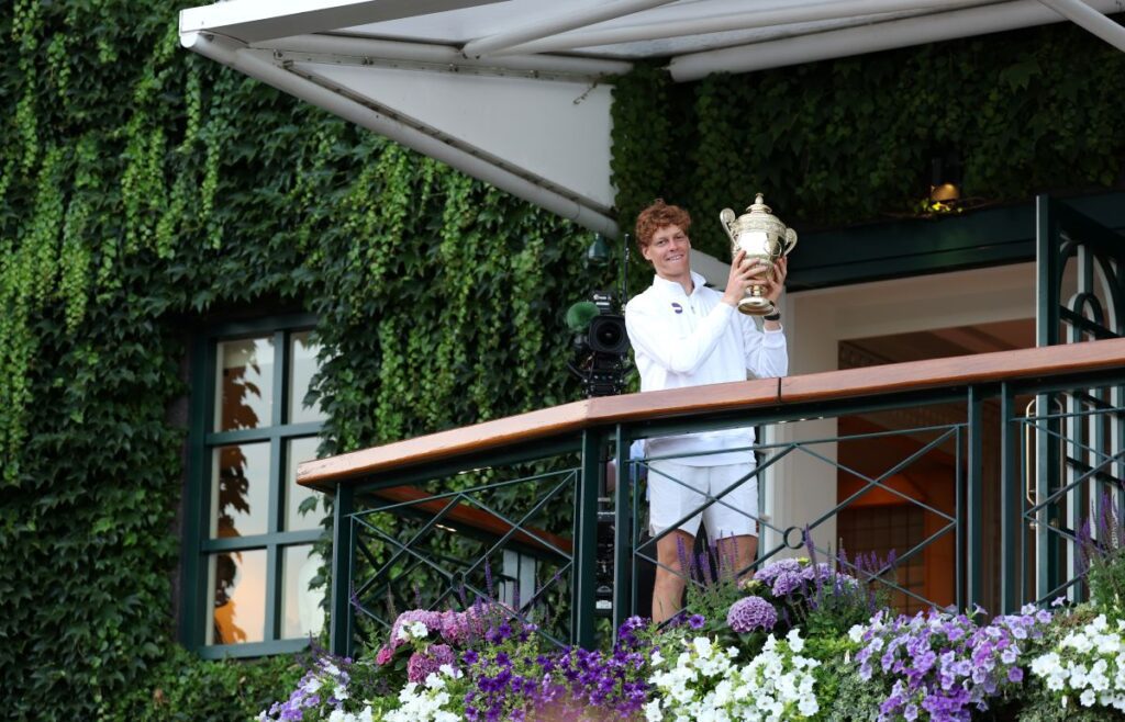 Italian Football congratulates Sinner on historic Wimbledon victory 4 LONDON, ENGLAND - JULY 13: Jannik Sinner of Italy lifts the Gentlemenās Singles Trophy on the Clubhouse Balcony, following his victory against Carlos Alcaraz of Spain during the Gentlemenās Singles Final on day fourteen of The Championships Wimbledon 2025 at All England Lawn Tennis and Croquet Club on July 13, 2025 in London, England. (Photo by Julian Finney/Getty Images)