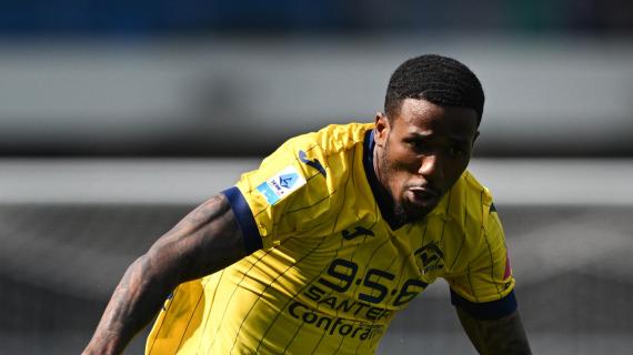 Hellas Verona, Tchatchoua ha riferito sì al Wolverhampton: cifre e dettagli dell'accordo 11 Milan, chieste informazioni al Verona per Tchatchoua. Ci sono Inter e Nottingham