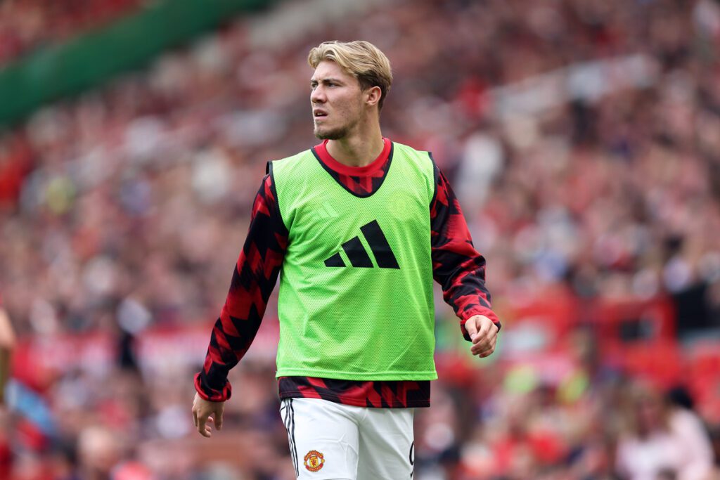 MANCHESTER, ENGLAND - AUGUST 09: Rasmus Hojlund of Manchester United warms up during the pre-season friendly match between Manchester United and ACF Fiorentina at Old Trafford on August 09, 2025 in Manchester, England. (Photo by Matt McNulty/Getty Images)