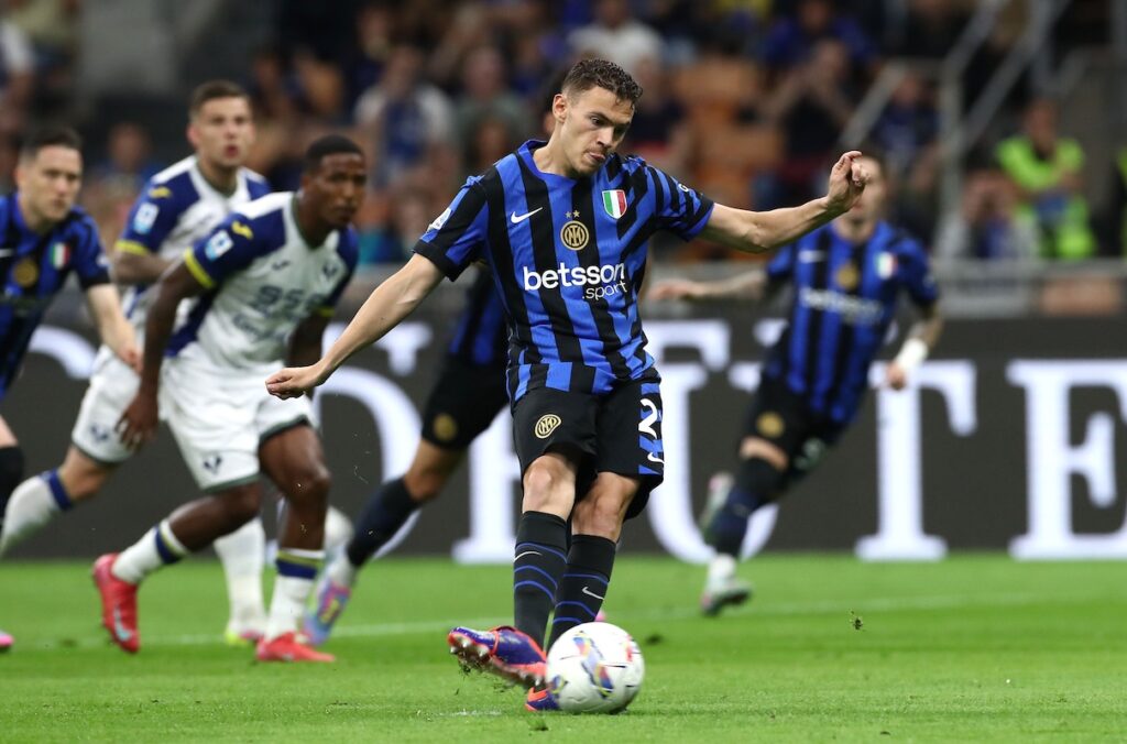 MILAN, ITALY - MAY 03: Kristjan Asllani of FC Internazionale scores their team's first goal from the penalty spot during the Serie A match between FC Internazionale and Hellas Verona FC at Stadio Giuseppe Meazza on May 03, 2025 in Milan, Italy. (Photo by Marco Luzzani/Getty Images)