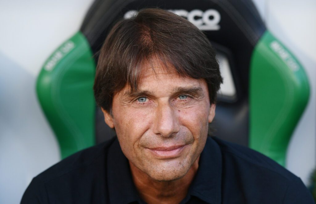 Conte: ‘Napoli need patience with De Bruyne and new players’ 227 SASSUOLO, ITALY - AUGUST 23: Antonio Conte, Head Coach of Napoli, looks on prior to the Serie A match between US Sassuolo Calcio and SSC Napoli at Mapei Stadium Citta del Tricolore on August 23, 2025 in Sassuolo, Italy. (Photo by Alessandro Sabattini/Getty Images)