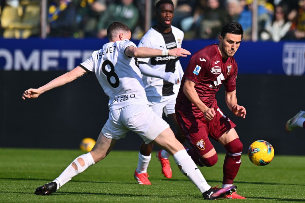 Exclusive: Elmas only wants Torino and is pushing RB Leipzig 31 PARMA, ITALY - MARCH 08: Eljif Elmas of Torino competes for the ball with Nahuel EstƩvez of Parma calcio during the Serie A match between Parma and Torino at Stadio Ennio Tardini on March 08, 2025 in Parma, Italy. (Photo by Alessandro Sabattini/Getty Images)