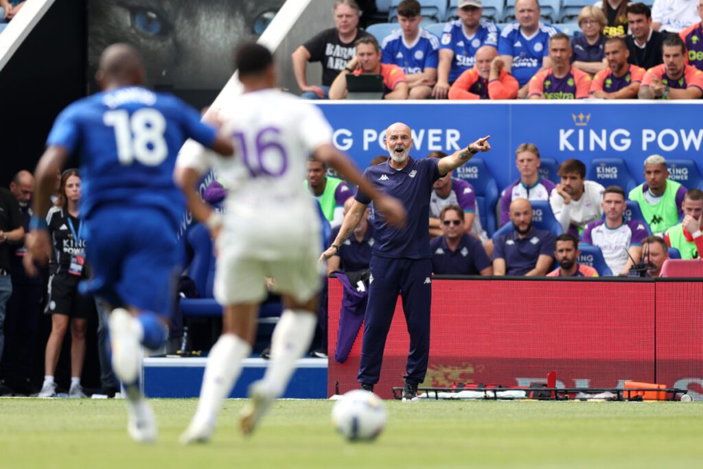 Former Fiorentina player Bertoni backs Pioli to win trophies at Viola 1 LEICESTER, ENGLAND - AUGUST 03: Stefano Pioli, Head Coach of Fiorentina gives instructions during the pre-season friendly match between Leicester City and ACF Fiorentina at The King Power Stadium on August 03, 2025 in Leicester, England. (Photo by Michael Regan/Getty Images)