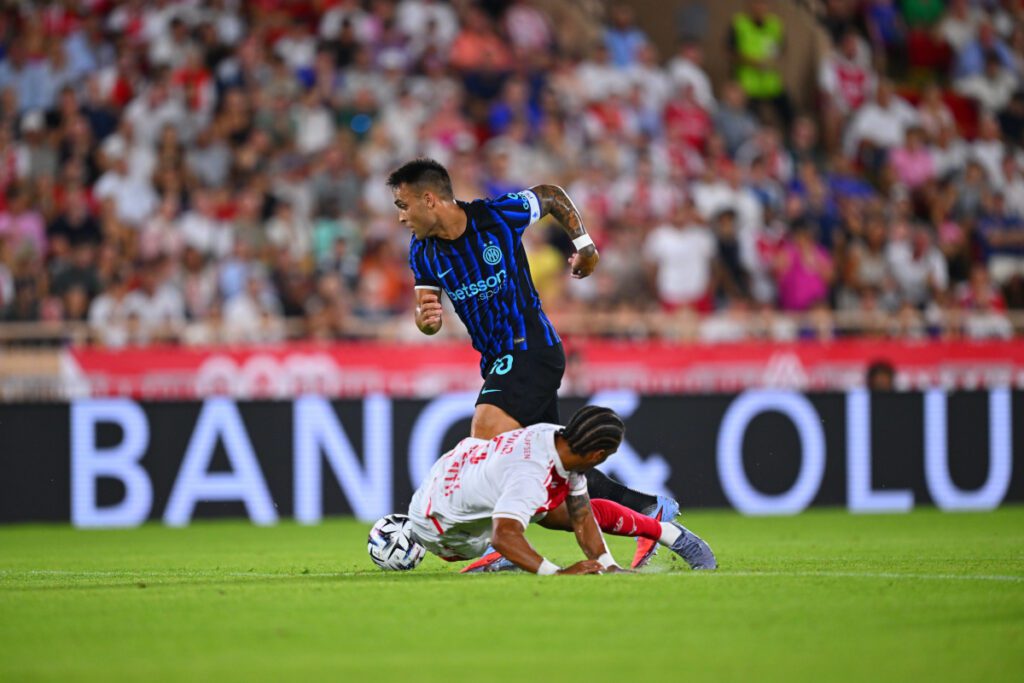 Friendly: Inter defeat Monaco down to 10 men after Calhanoglu dismissal 26 Lautaro Martinez shrugs off Thilo Kehrer during the pre-season friendly between Inter and AS Monaco (@inter)