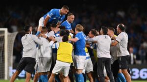 Napoli, doppio colpaccio: vittoria al 95' mentre sbarca Hojlund