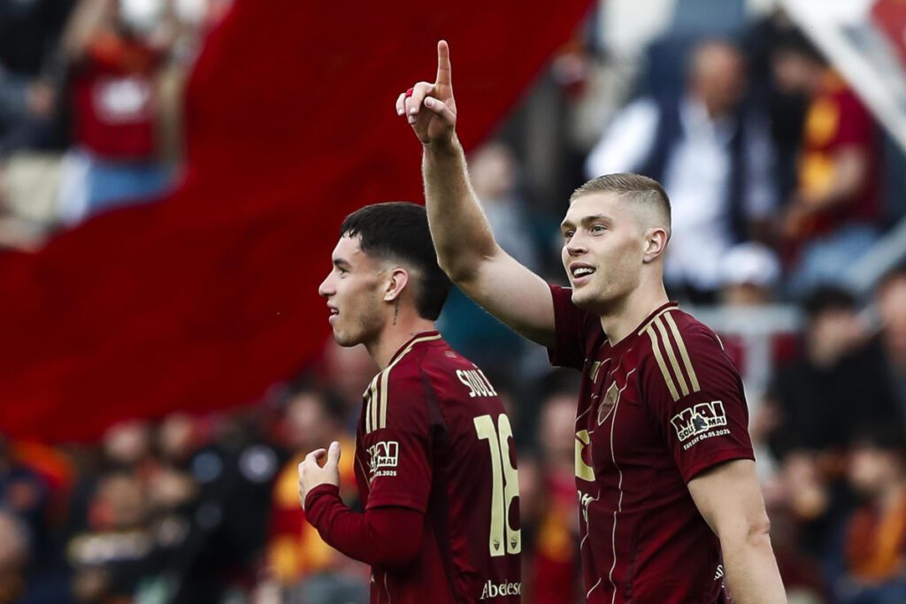 Formazioni ufficiali di Europa League: Nizza contro Roma 2 epa12073520 Roma's Artem Dovbyk (R) celebrates with his teammates after scoring the 1-0 goal during the Italian Serie A soccer match between AS Roma and ACF Fiorentina, in Rome, Italy, 04 May 2025. EPA-EFE/ANGELO CARCONI
