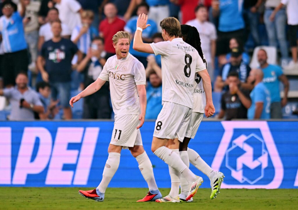Video: De Bruyne scores first Serie A goal with cheeky free kick 2 SASSUOLO, ITALY - AUGUST 23: Kevin De Bruyne of Napoli celebrates scoring his team's second goal during the Serie A match between US Sassuolo Calcio and SSC Napoli at Mapei Stadium Citta del Tricolore on August 23, 2025 in Sassuolo, Italy. (Photo by Alessandro Sabattini/Getty Images)