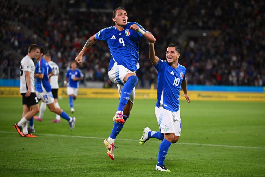 Italy 5-0 Estonia: Retegui double on strong Gattuso debut 1 BERGAMO, ITALY - SEPTEMBER 05: Mateo Retegui of Italy celebrates with teammates after scoring his team's second goal during the FIFA World Cup 2026 qualifier match between Italy and Estonia at Stadio di Bergamo on September 05, 2025 in Bergamo, Italy. (Photo by Mattia Ozbot/Getty Images)