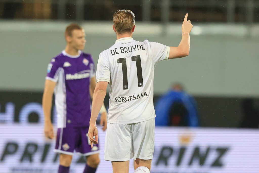 La nuova acquisizione del Napoli svela ciò che l'ha colpito di De Bruyne e Lukaku. 9 Firenze, Italia - 13 settembre: Kevin de Bruyne di SSC Napoli celebra dopo aver segnato un goal durante la partita di Serie A tra ACF Fiorentina e SSC Napoli ad Artemio Franchi il 13 settembre 2025 a Firenze, in Italia. (Foto di Gabriele Maltinti/Getty Images)
