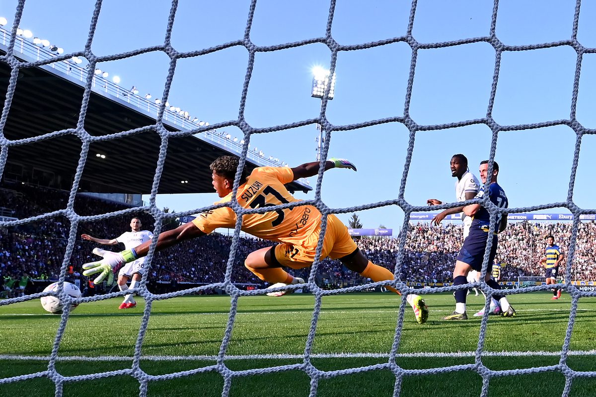 PARMA, ITALY - APRIL 05: Matteo Darmian of FC Internazionale scores his team's first goal past Zion Suzuki of Parma Calcio during the Serie A match between Parma and FC Internazionale at Stadio Ennio Tardini on April 05, 2025 in Parma, Italy. (Photo by Alessandro Sabattini/Getty Images)