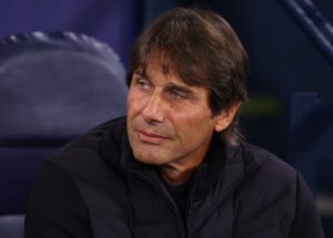 MANCHESTER, Inghilterra - 18 settembre: Antonio Conte, capo allenatore di Napoli, si guarda prima della partita della Fase MD1 della UEFA Champions League 2025/26 tra Manchester City e SSC Napoli al City of Manchester Stadium il 18 settembre 2025 a Manchester, in Inghilterra. (Foto di Ryan Pierse/Getty Images)
