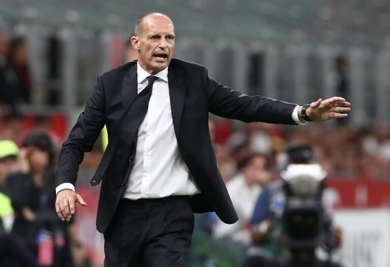 MILANO, Italia - 23 agosto: l'allenatore di Milan Massimiliano Allegri gestisce durante la partita di Serie A tra AC Milan e US Cremonese al Giuseppe Meazza Stadium il 23 agosto 2025 a Milano, in Italia. (Foto di Marco Luzzani/Getty Images)