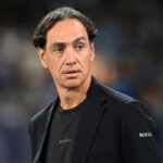 NAPOLI, Italia - 29 settembre: il capo allenatore di Alessandro Nesta Monza guarda prima della partita di Serie A tra Napoli e Monza allo stadio Diego Armando Maradona il 29 settembre 2024 a Napoli, in Italia. (Foto di Francesco Pecoraro/Getty Images)