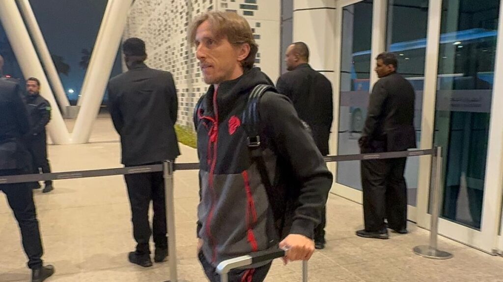 Milan atterra a Riad: arrivo in Arabia con occhi su Napoli 16 Milan atterra a Riad: arrivo in Arabia con occhi su Napoli