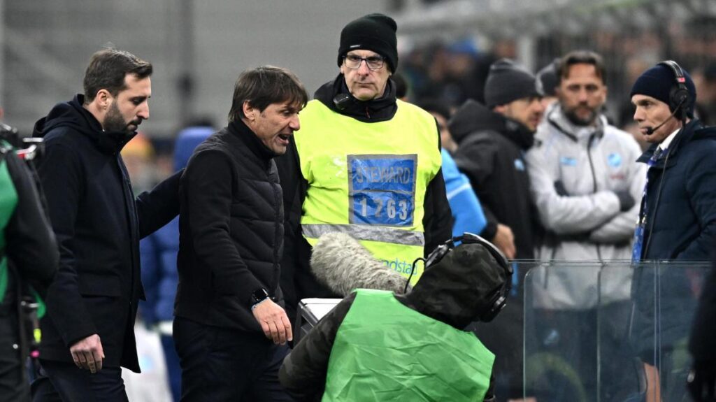 Conte squalificato 2 giornate e multa da 15mila euro per la sfuriata con Inter 11 Conte squalificato 2 giornate e multa da 15mila euro per la sfuriata con Inter