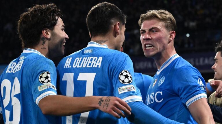 Napoli vicino al Teatro Sannazaro: "Torni presto a splendere"