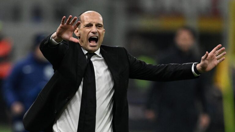Milan, Allegri criticato per i cambi in ritardo: "Se avessi la sfera magica"