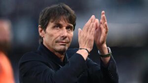 Conte lascia Napoli: trasloco in corso dal suo appartamento a Chiaia