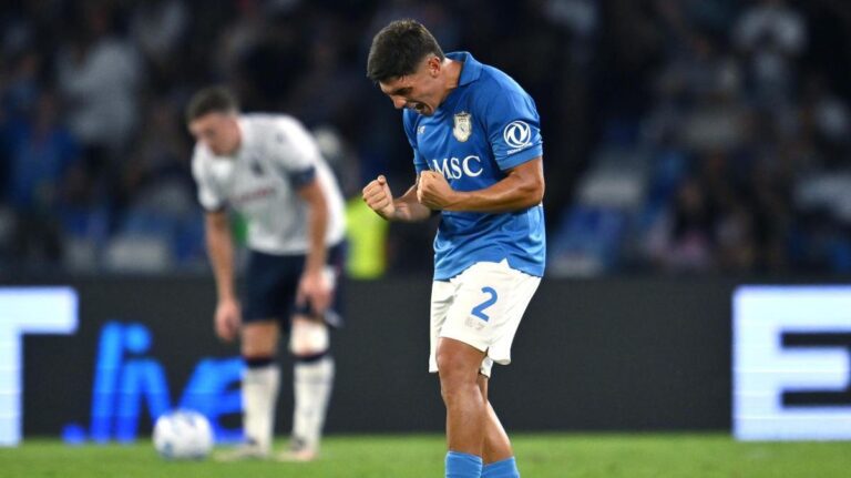 Favasuli migliore in campo col Bologna: CdS, assist a Lobotka e l’abbraccio di De Bruyne