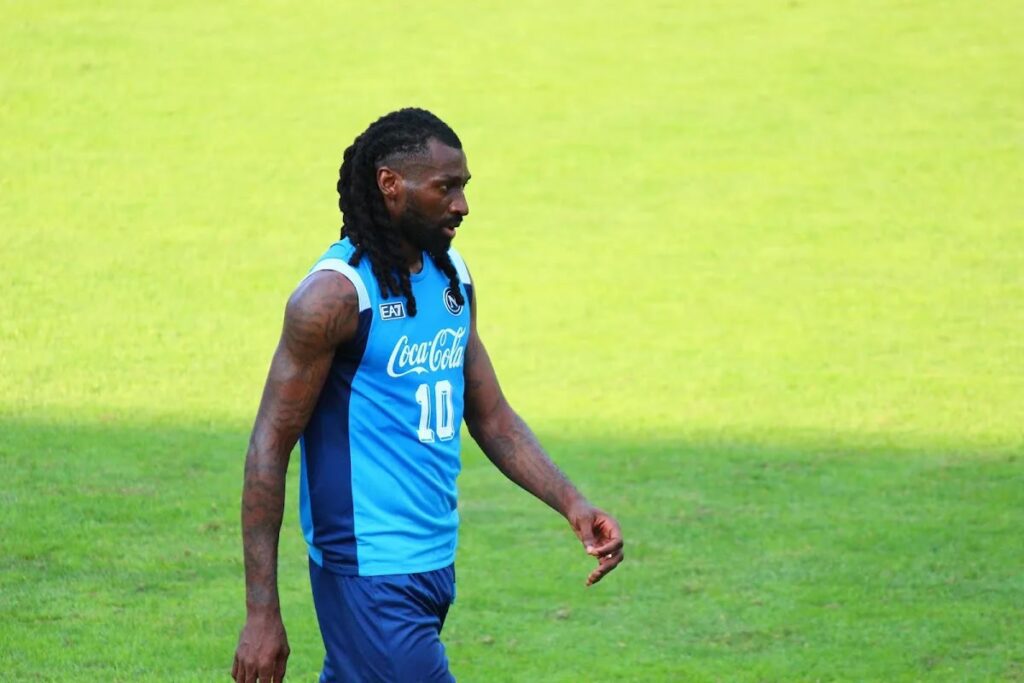 Anguissa, addio a gennaio per 3-4 milioni? Manna valuta la cessione: Inter e Milan sul parametro zero 15 Anguissa, addio a gennaio per 3-4 milioni? Manna valuta la cessione: Inter e Milan sul parametro zero
