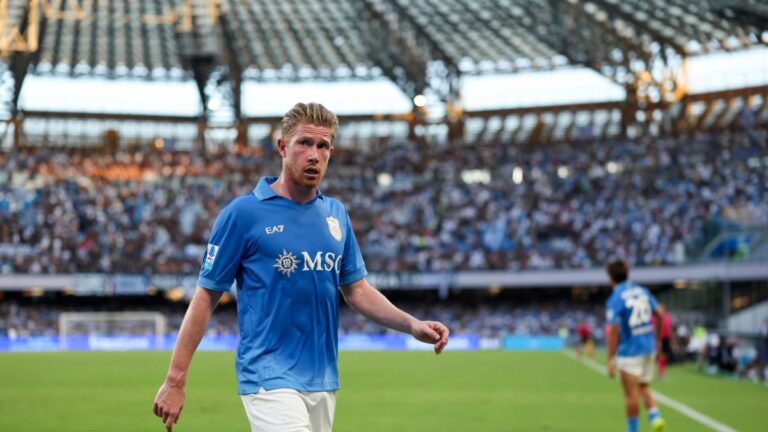 Allegri cala gli assi: De Bruyne e Hojlund dal 1' nel 3-4-2-1 anti-Frosinone