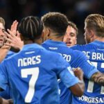 Napoli-Frosinone 3-0, doppietta De Bruyne e Lang: Allegri «bisogna uccidere le partite», ovazione per McTominay
